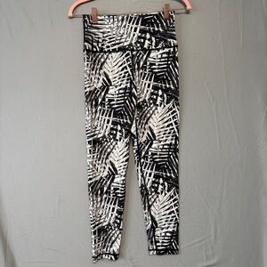 Aerie Womens Chill 7/8 Yoga Pants Size M Black White Leaf Print Gym Workout